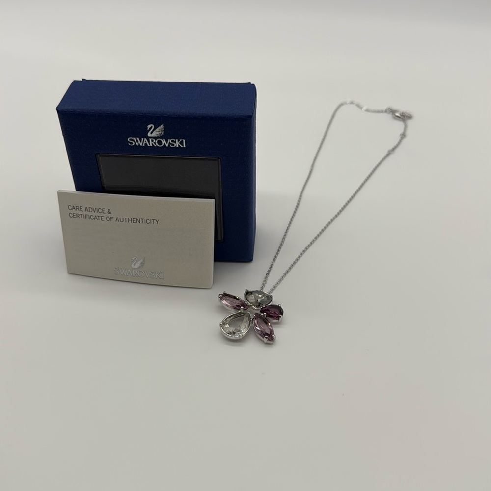 NWT Swarovski Flower Pendant Necklace Large Flower Design new with Box